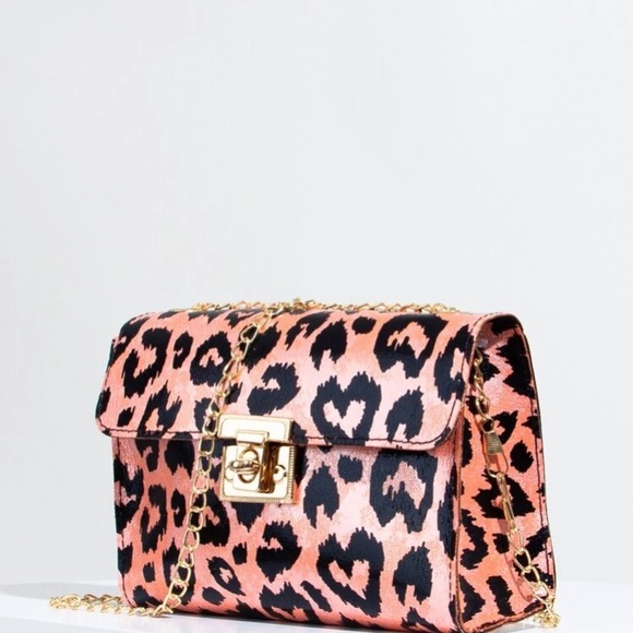 SHEIN Handbags - NWT Heart print | cheetah print SHEIN gold chain pink | black crossbody bag